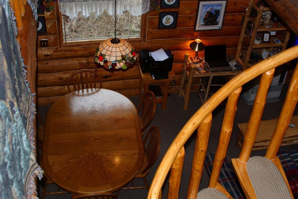 Wise Old Hunter Lodge Anchor Point Rum bild