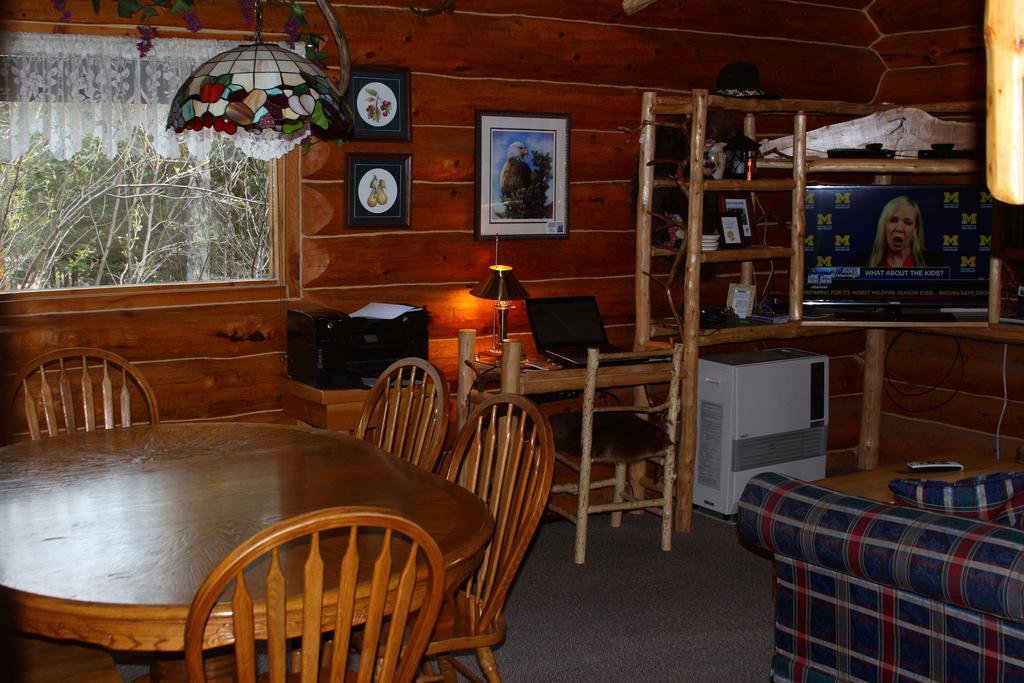 Wise Old Hunter Lodge Anchor Point Rum bild